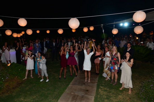 Dolapdere Bing Bang grubunun sahne aldığı gecede, çiftin yakın arkadaşları gönüllerince eğlendi.