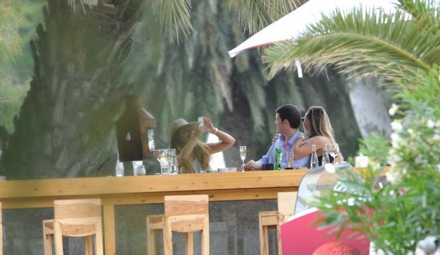 Yaklaşık bir haftadır nişan hazırlıklarını Bodrum'da sürdüren Hasan Yılmaz ile Ceren Öztürk, nişandan bir gün önce yakın arkadaşlarına Casa Dell' Arte Otel'de barbekü partisi düzenledi.