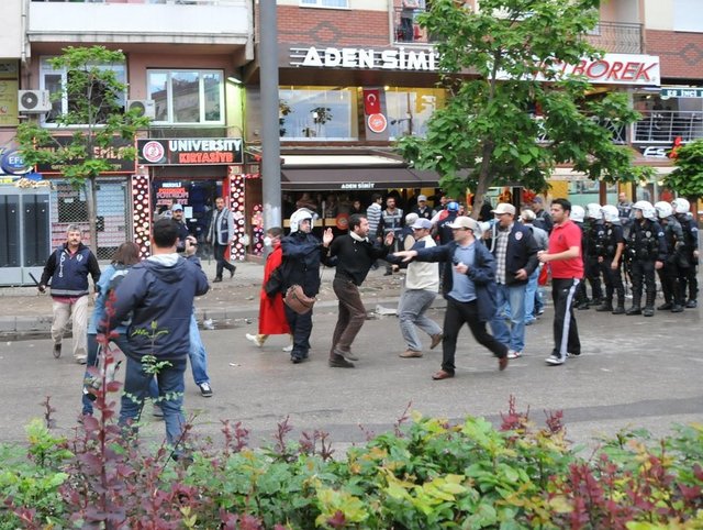 Bölgedeki çadırlar ve çeşitli malzemeler, belediye ekiplerince temizlendi...