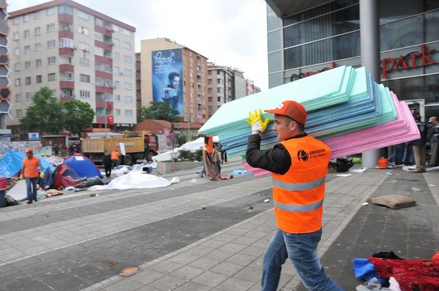 2 haftadır eylem yapan gruba müdahale edildi...