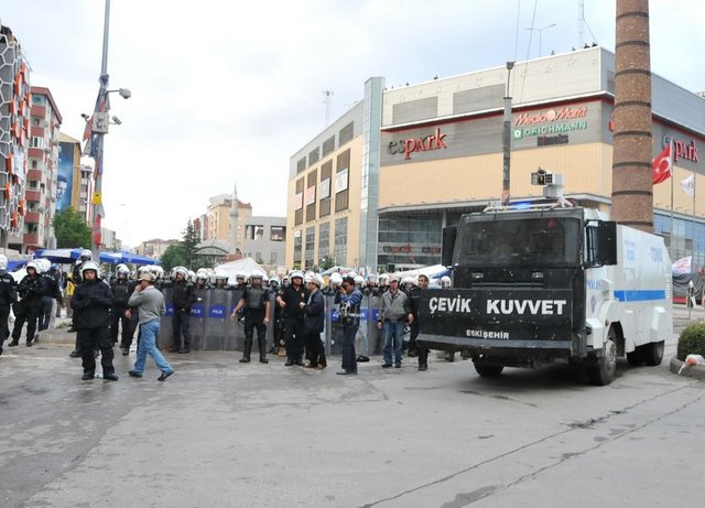Sabah saatlerinde polis, Taksim Gezi Parkı'ndaki gösterilere destek vermek amacıyla Yenibağlar Mahallesi'nde yaklaşık 2 hafta boyunca çadır kuran gruba, dağılmaları için uyarı yaptı...