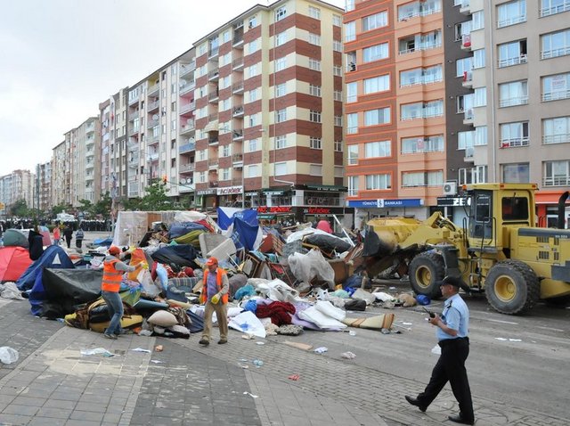 Eskişehir'de, Taksim Gezi Parkı olaylarını protesto etmek için Yenibağlar Mahallesi Üniversite Caddesi'nin bir bölümünü trafiğe kapatan gruba ait çadırlar ve çeşitli malzemeler, polisin müdahalesinin ardından görevliler tarafından temizlendi. 1'i Fransız vatandaşı, 7 kişi gözaltına alındı...
