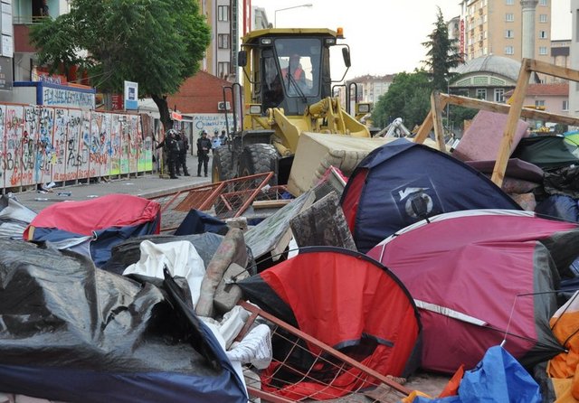 Bu arada biri Fransız vatandaşı, 7 kişi de polis tarafından gözaltına alındı...