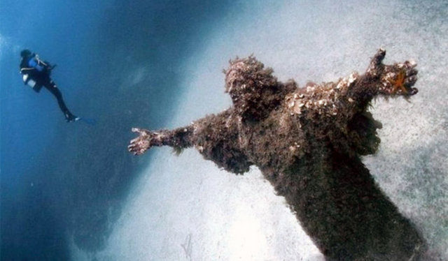 25. İtalya'nın San Fruttuoso kentindeki 'Christ of the Abyss' -  -