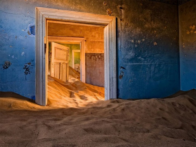 2. Namib Çölü'ndeki Kolmanskop kasabası -  -