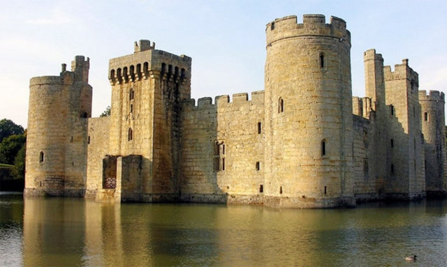 15. İngiltere, Doğu Sussex'teki Bodiam Kalesi -  -
