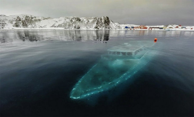 17. Antartika'daki batmış yat -  -