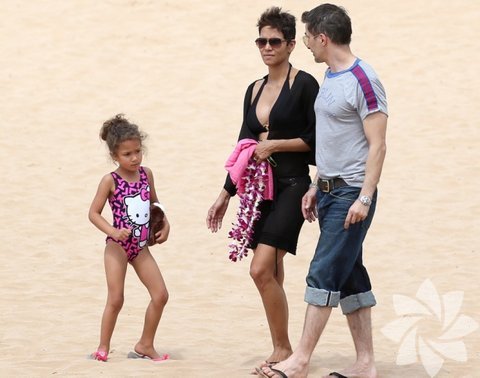 Halle Berry- Hawaii