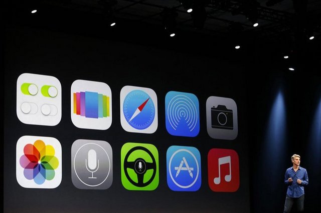 9. Siri ve Siri Eyes -  - Sesli komut hizmeti Siri, iOS 7'de yeni bir görünüme sahip. Erkek veya kadın sesiyle sizi karşılayacak olan Siri, artık daha 'doğal' bir sese sahip. Siri ayrıca, Bing, Wikipedia ve Twitter'a da erişime sahip. Uygulama ve telefon kontrolünü geliştiren Siri, özellikle sürücüleri sevindirecek.