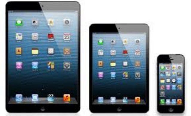 3. Çoklu görev -  - Çoklu görev arayüzü güncellenen iOS 7'de, açma tuşunu basılı tuttuğunuz zaman açık olan uygulamaların görüntüsünü içeren küçük ekranlar açacak. Beliren uygulamalardan çıkmak için küçük ekranı yaan kaydırmanız yeterli olacak. Bazı markaların akıllı telefon modellerinde gördüğümüz bu özelliğin yanı sıra, çoklu görev uygulamaları kullanma sıranızı öğrenerek sürekli olarak güncellenecek.