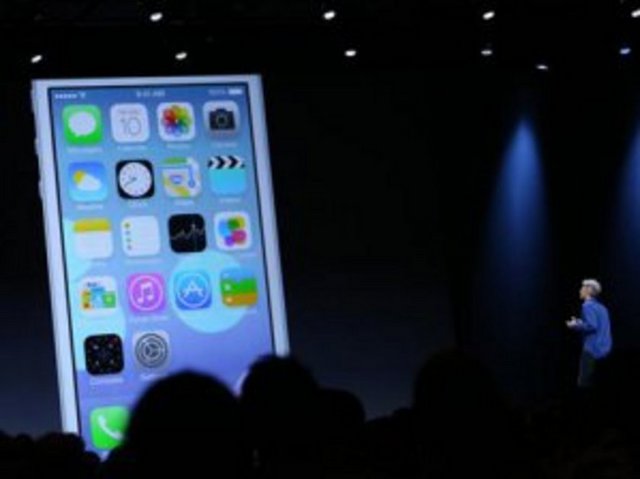 6. Yeni Safari -  - Safari tarayıcısı güncellenen iOS 7, siz ekran üzerinde kaydırma yapmadığınız sürece ekran çubuklarını saklıyor. Ekran kaydırma ile eski ve yeni sayfalara geçiş yapabilirken, arama ve URL kutusunda Twitter'da takip ettiğiniz kişilerin paylaştığı bağlantıları da görebileceksiniz. Yeni Safari, iCloud Keychain hizmeti aracılığıyla şifrelerinizi, kullanıcı adlarınızı ve kredi kartı bilgilerinizi de tanıyacak.