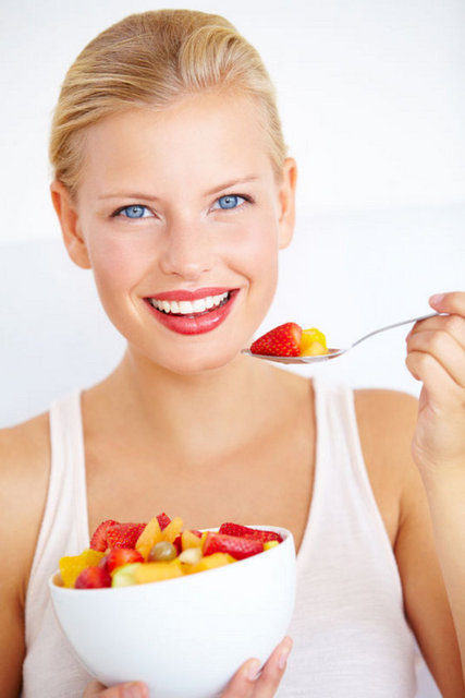 Çilek ve yaban mersini, kuru kayısı ve erik de lif içeren meyveler olarak, şişkinliğe karşı etkili ve sindirim sisteminin temizlenmesine yardımcı oluyor.