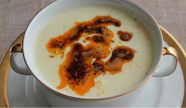 Et suyuyla yapılan çorbalar, çok sulu olmasına rağmen doyurucu bir özelliğe sahip.