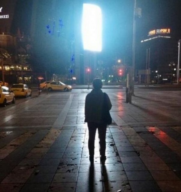 Öte yandan Gezi Parki eylemleri sırasında yaşamını kaybeden Ethem Sarısülük'ün vurulduğu yerde de bir kadın kımıldamadan dakikalarca durdu...
