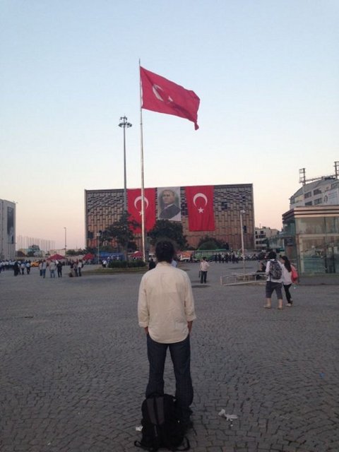 Gündüz, akşam saat 20.00 sıralarında protestosu ile ilgili olarak, "Her şey ortada. İnsanları Taksim'e sokmuyorlar" şeklinde açıklama yaptı.