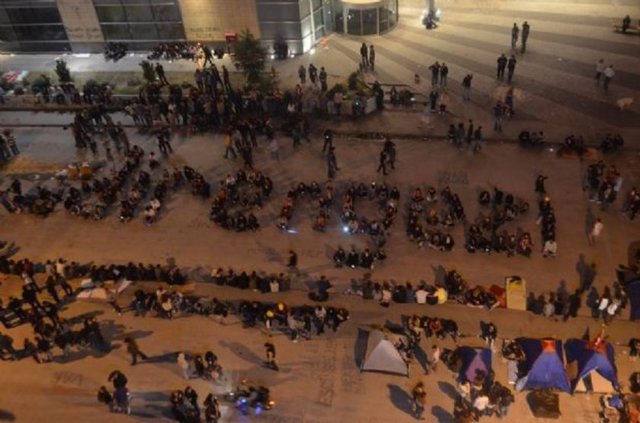 Eskişehir'de de durarak 'diren gezi' yazıldı...