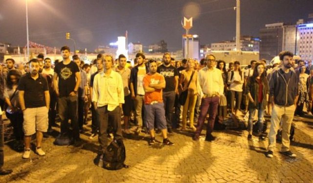Taksim Metro çıkışında beklemekte ısrar eden 10 kişi ise polis ekipleri tarafından gözaltına alındı. Polis amirinin eylemcilere doğru ilerlerken, "Sabit duranları alın" diye emir verdiği duyuldu...