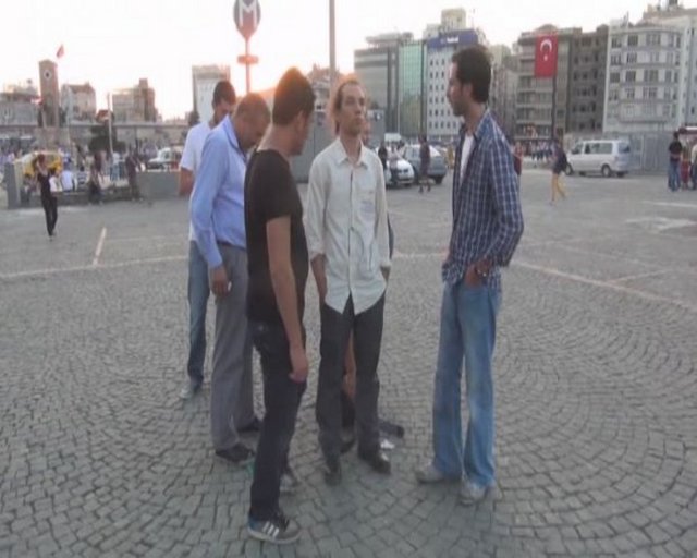 Gündüz'ün çantasında ilaç, eldiven, cüzdan, kitap, anahtar olduğu görüldü. Durumu polise ihbar ettiğini söyleyen bir vatandaş ise "Duruyordu dikkatimi çekti, bomba olur, bir şey olur diye 155'i aradım. Ben bir saattir oturuyorum burada" dedi...