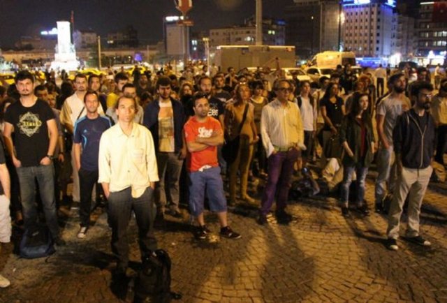 Ayrıca bekleyenler arasında Modacı Barbaros Şansal'ın da olduğu görüldü...