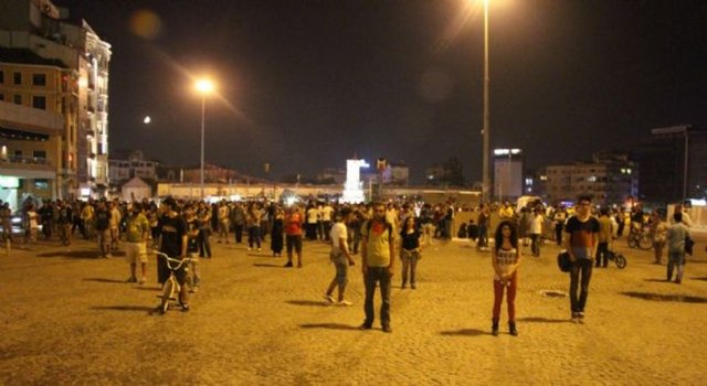 Sosyal medyada 'duran adam' eylemi kısa sürede büyük destek buldu. Duyan Taksim'e koştu ve beklemeye başladı. Yaklaşık 300 kişiye ulaşan grup bekleyişine devam etti...