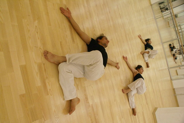 Ayrıca Ege üniversitesinde dans eğitimi almış...