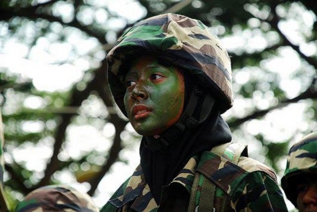 Ancak kadın askerlere saçlarını kısa kestirmeleri konusunda herhangi bir zorunluluk getirilmiyor ve dileyen kadın askerlere yemekte vejetaryen menü seçme imkanı tanınıyor.