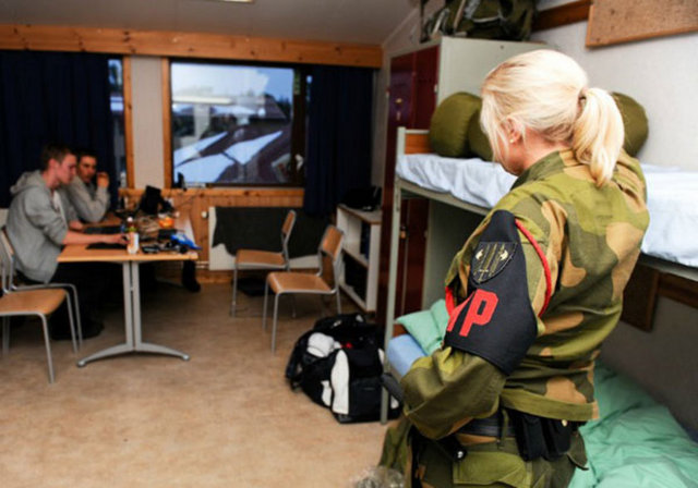 Konuyla ilgili olarak Norveç Ordusu nezdinde üç ay kadar başlatılan ilk pilot uygulamalarının sonuçlarından şimdilik herkes memnun. Kışlalardaki ortak koğuşlarda 4'ü erkek 2'si kadın olmak üzere toplam 6 askerin kalması öngörülüyor.