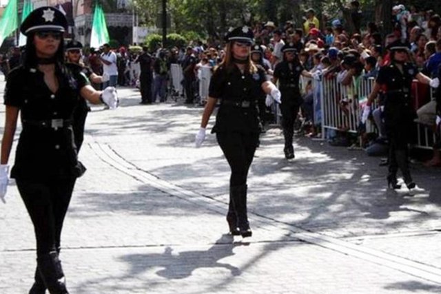 Hatta aynı yıl eyaleti ziyaret eden Enrique Peña Nieto'nun kadın polis timiyle çektirdiği fotoğraf time "dünyanın en seksi polis timi" unvanını kazandırdı. -   -  