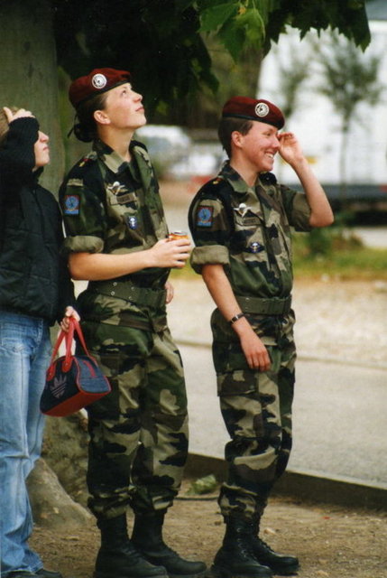 Zorunlu askerlik hizmeti dolayısı ile içinde yaşamak zorunda oldukları ordu şartlarından oldukça memnun olduklarını belirten Norveçli kadın askerler, karma yaşamın savaş ruhunu güçlendirdiği görüşünde.