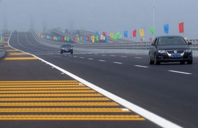 İnşaatına 2006'da başlanana 43 km uzunluğundaki dev köprü 8 yılda tamamlandı.