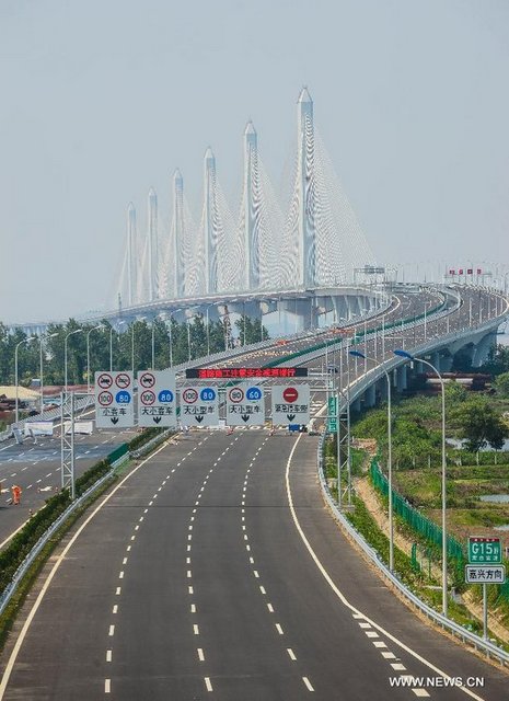 Köprü 4 yılda tamamlandı. Qingdao Boğaz Köprüsü adı verilen dünyanın su üzerine kurulmuş en büyük köprüsü, Huangdao, Jiaozhou ve Qingdao şehirlerinin birbirine bağlıyor.