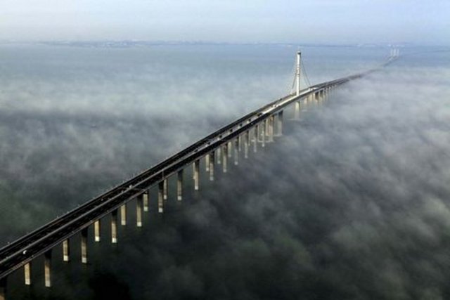 6 şeridi olan "Jiaxing-Shaoxing Sea Bridge" adlı köprünün son rötuşları pazartesi günü yapıldı.
