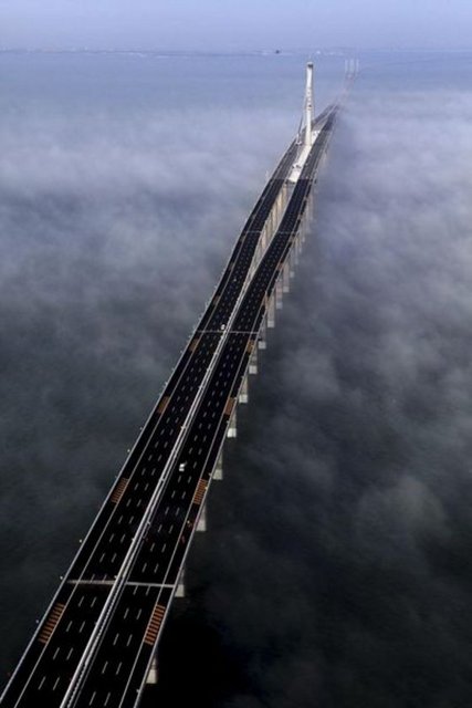 227 metre yüksekliğindeki iki kulenin arasına kurulan köprü, Hangzhou Koyu'nun bir yakasındaki Jiaxing kentiyle diğer yakasındaki Shaoxing kenti arasındaki 10 kilometrelik mesafeyi birbirine bağlıyor.
