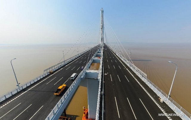 Çin donanmasına ev sahipliği yapan Qingdao şehrine inşa edilen dünyanın en uzun köprüsünün toplam 8.5 milyar dolara (13 milyar 150 milyon TL) mal olduğu açıklandı.