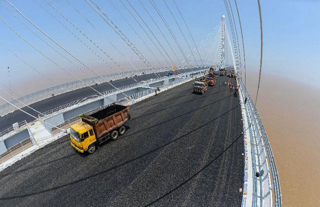 Çin'den önce en uzun köprü rekoru ABD'nin güneyinde yer alan Louisiana eyaletinde 38 kilometre uzunluğunda bir köprüye aitti. -  -  -