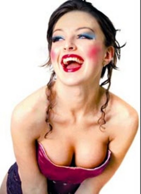 Dekolte bir kıyafet giymek