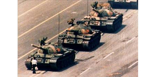 1989 Charlie Cole, ABD -  - Çin'de bir gösterici, demokratik reformlar için yapılan protestolar sırasında tankların karşısına dikiliyor...