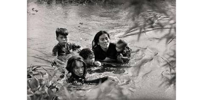 1965 Kyoichi Sawada, Japonya -  - Güney Vietnam'da anne ve çocukları ABD bombalarından kaçmak için nehri geçmeye çalışıyor...