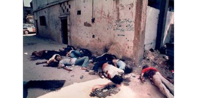 1982 Robin Moyer, ABD -  - Beyrut'taki kamplarda katledilen Filistinli mülteciler... ABD'li Moyer, dayanılmaz koku arasında fotoğrafları çekmeye çalışırken İsrailli askerlerin şakalaştığını duyuyordu. Katiller hiç bir zaman yargı karşısına çıkmadı...