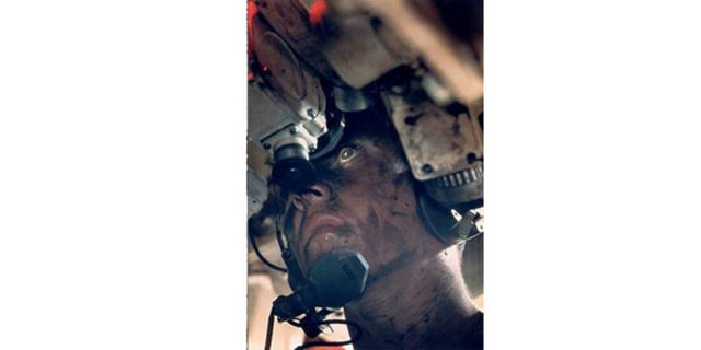 1967 Co Rentmeester, Hollanda -  - M48 tipi bir tankın komutanı objektiflere takıldı. Bu ödülü kazanan ilk Hollandalı olan Rentmeester, ödüllü fotoğrafı olağanüstü sıcak bir tankın üzerine uzanarak çekti...