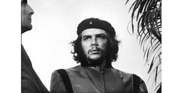 Alberto Korda`nın objektifinden Che Guevara -  - Alberto Korda`nın 5 Mart 1960 tarihinde La Coubre patlamasında hayatını kaybedenler için düzenlenen cenaze töreninde çektiği ünlü fotoğraf ancak yedi yıl sonra yayımlanmıştır. Maryland Institute College of Art bu fotoğrafın dünya üzerindeki en ünlü fotoğraf ve 20. yy.'ın sembolü olduğunu belirtmiştir...
