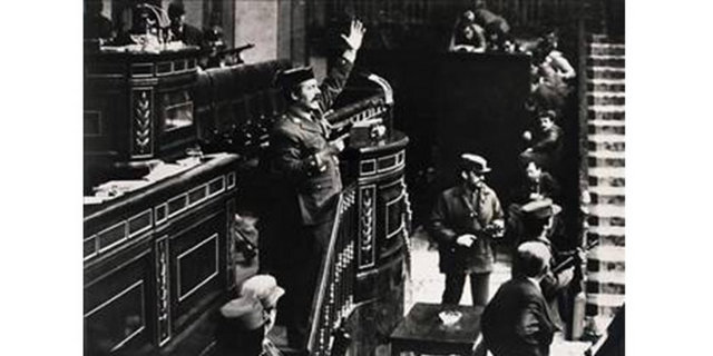 1981 Manuel Pérez Barriopedro, İspanya -  - Ödüllü kare, Albay Molina ve askeri polisin İspanya Parlamentosu'nu rehin aldığı 23 Şubat 1981'de çekildi. Rutin bir parlamento günü yaşayacağını zanneden İspanyol fotoğrafçı filmleri ayakkabısında sakladı...