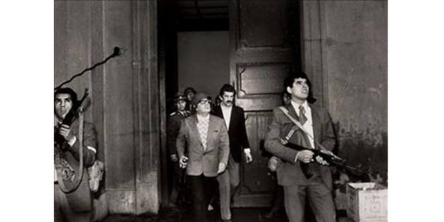 1973 Fotoğrafı kimin çektiği bilinmiyor -  - Şili'de demokratik seçimle gelen Başkan Salvador Allende'nin askeri darbe sırasında ölümünden birkaç saniye öncesi. Fotoğrafı çeken kişinin "kişisel güvenliği" için adının açıklanmasını istemediği sanılıyor...