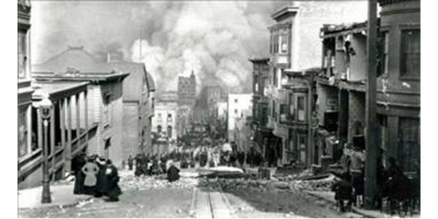 1906 Arnold Genthe -  - Bu fotoğraf 18 Nisan 1906 tarihinde Arnold Genthe tarafından ödünç bir makine ile San Fransisco'da çekildi. Depremden sonra çıkan yangının fotoğrafçısı Genthe, Greta Garbo'yu dünyaya tanıtan adam olarak da anılıyor...