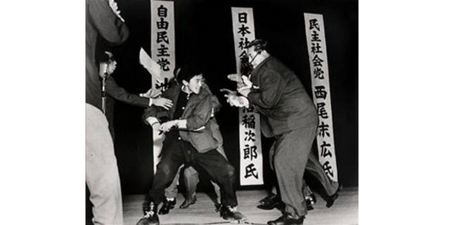 1960 Yasushi Nagao, Japonya -  - 12 Ocak 1960. Sağcı öğrenci, Japon Sosyalist Parti lideri Asanuma'yı öldürmeden saliseler önce...