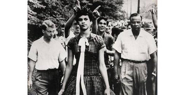 1957 Douglas Martin, ABD -  - ABD'de sadece beyaz öğrencilerin devam ettiği Harry Harding Lisesi'ne kabul edilen ilk siyah öğrencilerden Dorothy Counts'ın okuldaki ilk günü. Tacizlere sadece 4 gün dayanabilmişti...