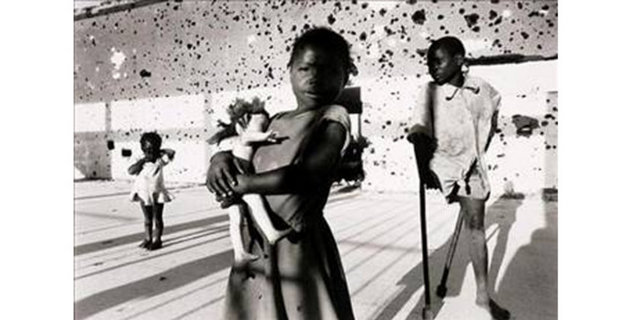 1996 Francesco Zizola, İtalya -  - Angola'daki iç savaşta öldürülen ve şok içinde yaşayan küçük çocuklar...