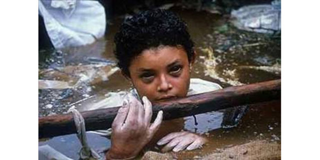 1985 Frank Fournier -  - Kolombiya'daki Nevado del Ruiz yanardağının püskürttüğü lavların 25 bin kurbanından biri de Omayra Sanchez'di. 3 gündür sular içinde kalan 13 yaşındaki Sanchez bu kare çekildikten kısa süre sonra öldü. Bu fotoğraf Fournier'ye Pulitzer kazandırdı...