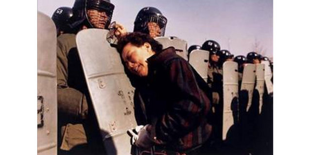 1987 Anthony Suau, ABD -  - Güney Kore'de bir anne, Başkanlık seçiminde yolsuzluk yapıldığı iddiasıyla katıldığı gösteride tutuklanan oğlu için özür ve af diliyor...