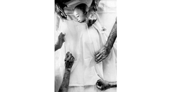 2001 Erik Refner, Danimarka -  - Pakistan'daki kampta hayata veda eden bir Afgan mülteci çocuk cenazesi için hazırlanıyor...